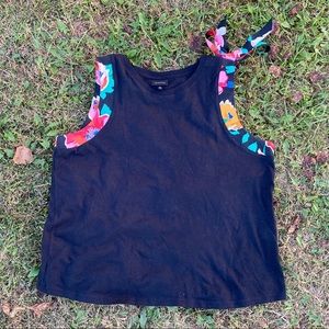 BLACK FLORAL TANK TOP T-SHIRT.